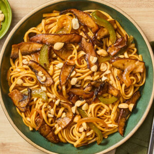 Острый-сладкий сычуаньский ло мейн с грибами портобелло