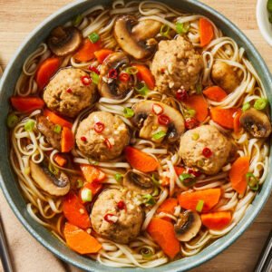 Рамен с фрикадельками из свинины и грибами