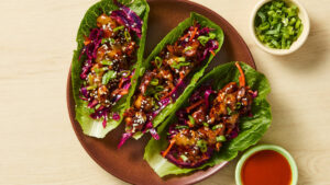 Сладкие и острые куриные роллы в салатных листьях на одной сковороде