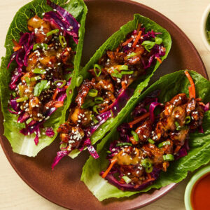 Сладкие и острые куриные роллы в салатных листьях на одной сковороде