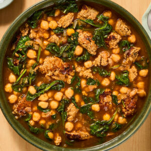 Суп из куриных колбасок и нута в одной кастрюле