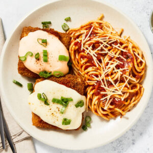 Хрустящий тофу-пармезан со спагетти маринара