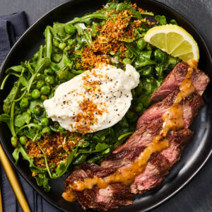 Стейк с бурратой и салатом из рукколы