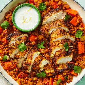 Тунисская курица со специями и чечевичная сковорода